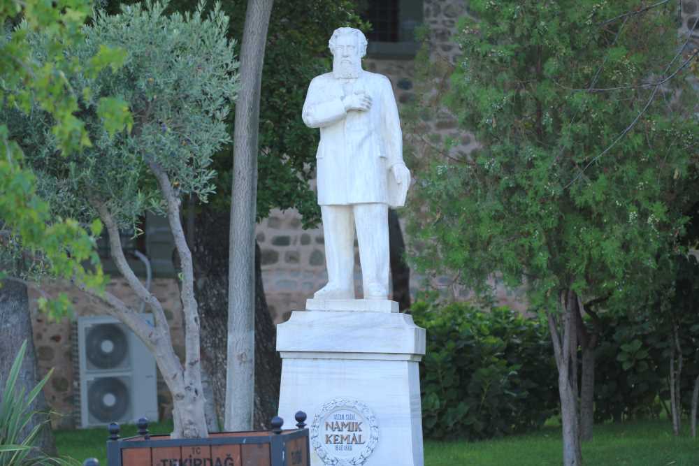 Namık Kemal Heykeli